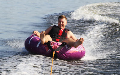 zabawy na wodzie - holowanie opony